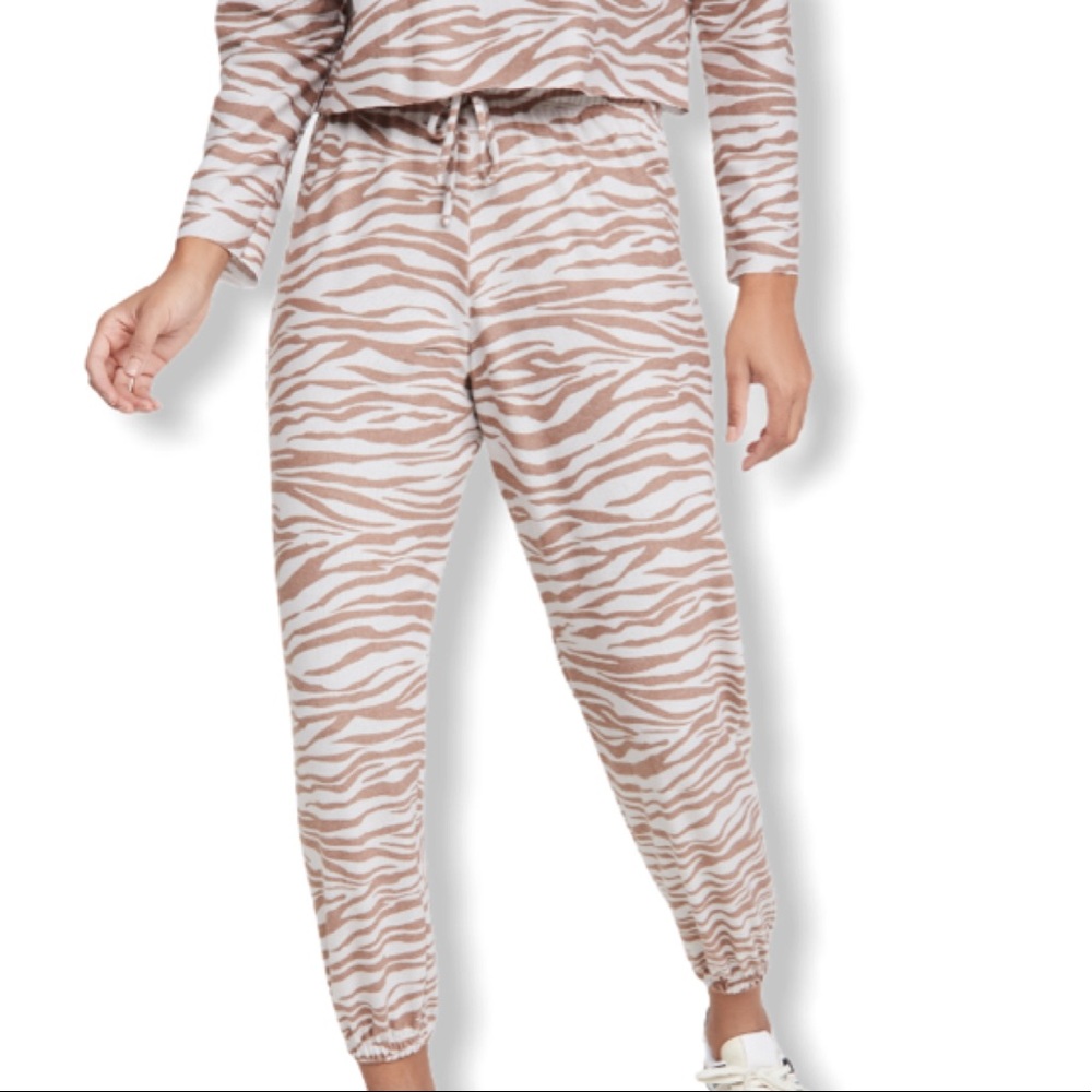 ONZIE Zebra Striped Weekend Lounge Set - Picture 6 of 11